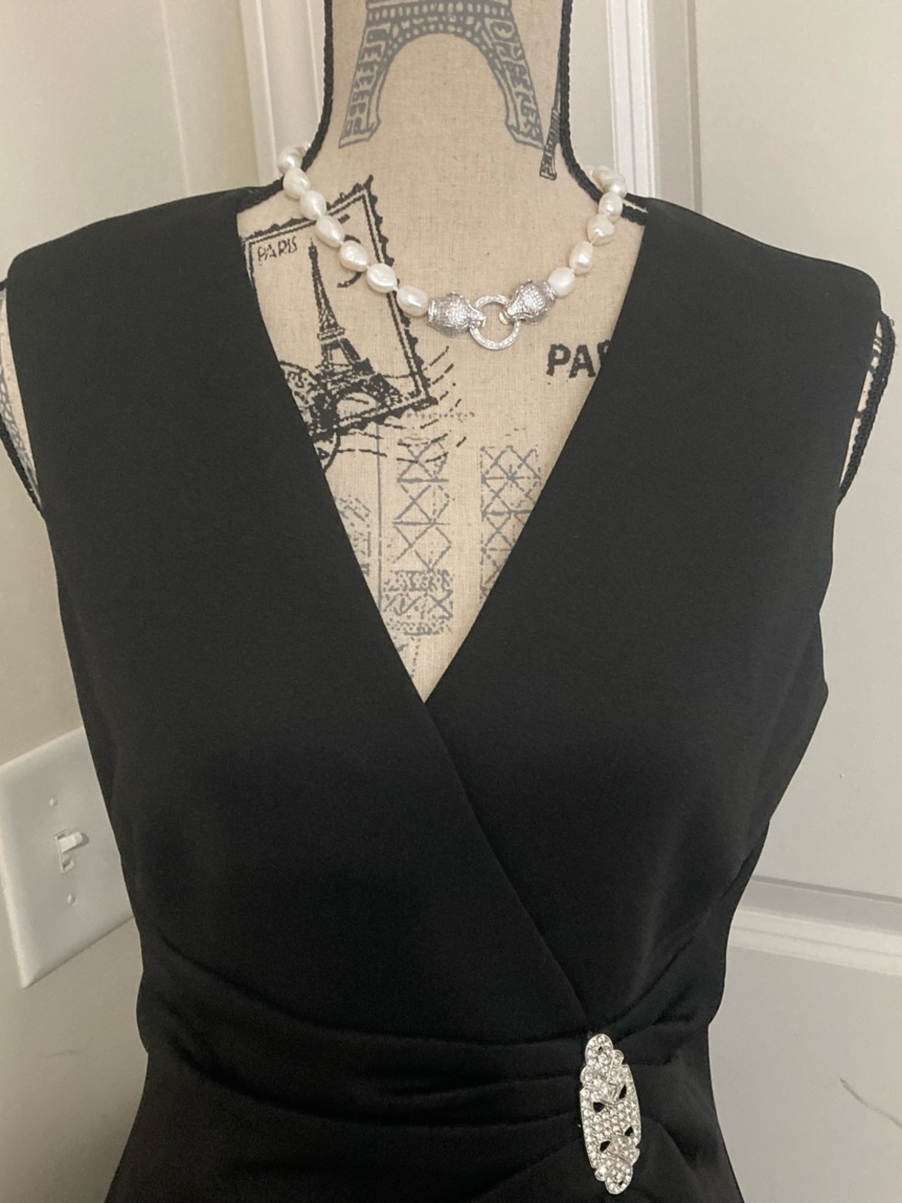 Jessica Howard Black Sleeveless V-Neck Ruffle Sheath Dress with Bejeweled Brooch - Picture 3 of 8